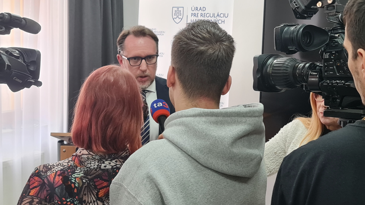 Slováci za rok 2023 prestávkovali 1,32 miliardy eur